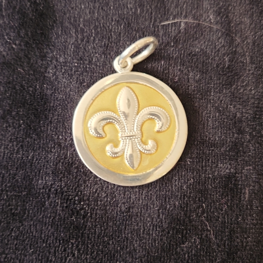 Lola Med 27mm Fleur De Lis